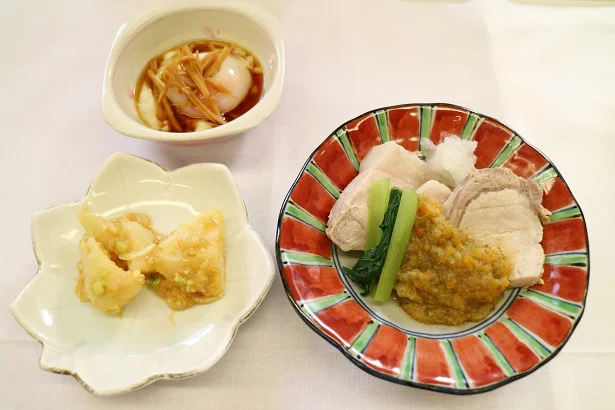 左)じゃが芋の味噌炒め 右)塩ゆで豚 上)卵とろろ御飯