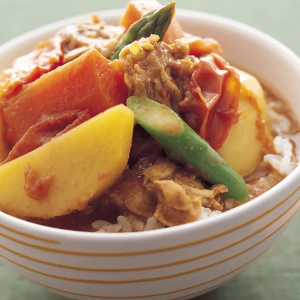 具だくさんで食べごたえ抜群！ カラフルな野菜を使った「スープカレー丼」