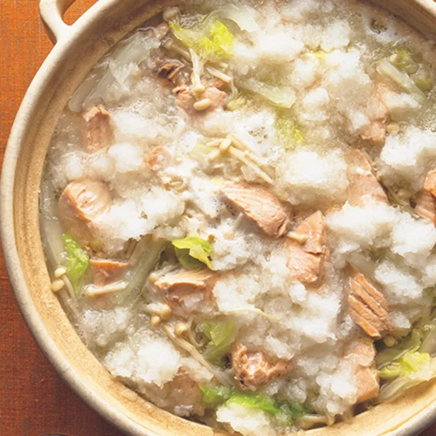 粗くほぐした鮭にだしがしみ込む!「白菜と鮭のみぞれ鍋」