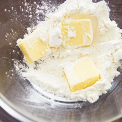 【写真を見る】小麦粉にバターを加え、電子レンジで加熱する