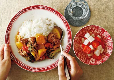 木曜日の献立は「ひき肉とブロッコリーのトマトカレー」「大根とパプリカのレンジピクルス」。