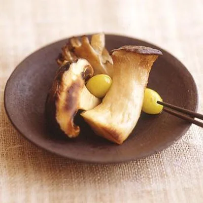 ぎんなんの殻むきは電子レンジで簡単に！「焼ききのことぎんなんのしょうゆがけ」
