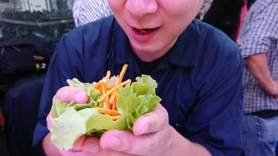 あのスナック菓子をレタスで巻くと……美味しさ数十倍！ ハマる人が続出！！