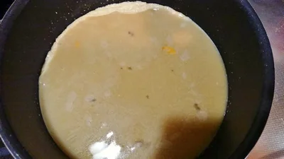 材料を混ぜ合わせて加熱し、周りが軽く固まってきたら全体をしっかり混ぜる