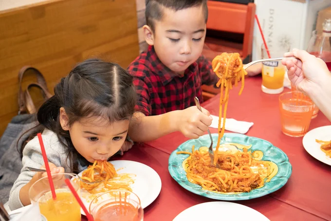 パスタ(アマトリチャーナ)ももりもりたいらげる子どもたち