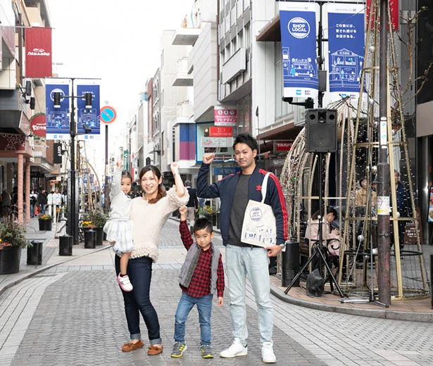 【写真を見る】家族揃って、いざ「行ってきま～す！」