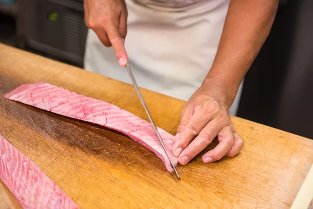 【写真】驚きの値段がついたマグロやカニなどの高級食材