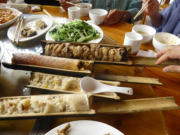 中国の龍勝名物の竹筒料理。竹筒に米や肉などの材料を入れて蒸しあげ、出来上がったら竹を割ってそのままサーブされる
