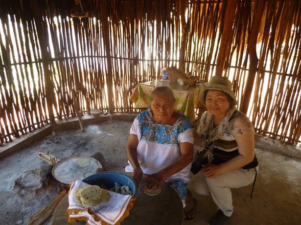 メキシコのマヤ族の主婦の方に、トルティーヤの作り方を教わる荻野さん。料理に関してはインターネットで調べたりせず、必ず現地の人に習うことにしているそう。