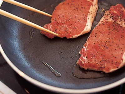 まず強火で肉の表面を焼き固めるのがジューシーに仕上げるコツ