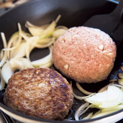 こんがりと焼き色がついたら上下を返す 