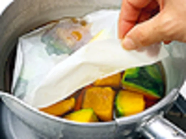 冷たい煮汁から煮始めると、煮くずれしにくい。アクを取り除いたら、鍋の大きさに合わせた落としぶたをのせる