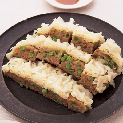包まないからラクラク♪ グリーンピースの緑が映える「野菜たっぷり焼きシューマイ」