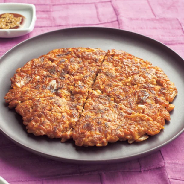 ピリ辛キムチがガツンとウマイ！ 韓国食材でうまみをアップした「キムチチヂミ」