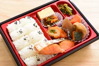 幕の内弁当、麻婆豆腐弁当… 今フランスでは日本の“BENTO”が大人気？