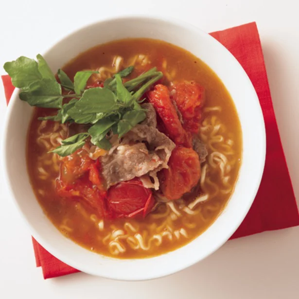肉入りだからボリュームもバッチリ！ 「トマト」が入った麺料理5選