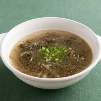 “ミネラルたっぷり”のもずくをイン！ 寒い日に飲みたくなる「もずくスープ」5選