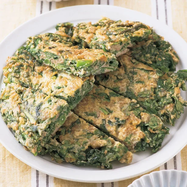 端から端まで旬の春菊たっぷり！ モチモチ食感を楽しめる「豚ひき肉と春菊のチヂミ風」