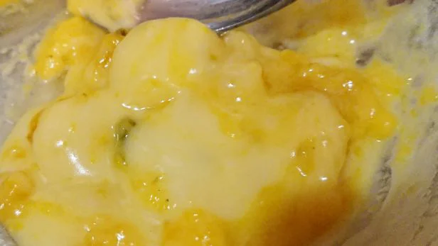 顆粒のインスタントスープ大さじ2程度を少量の牛乳で溶き、さらにチーズをイン