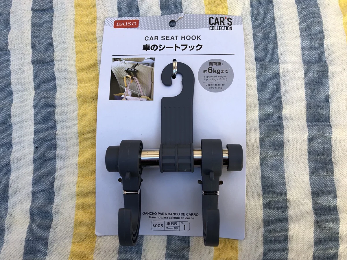 週末の車でお出かけに 100円でバッグや買い物袋の転がりが防止できる 車のシートフック が快適 レタスクラブ