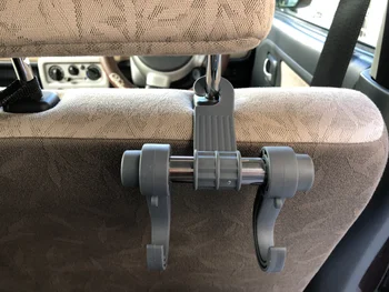 週末の車でお出かけに 100円でバッグや買い物袋の転がりが防止できる 車のシートフック が快適 画像1 3 レタスクラブ