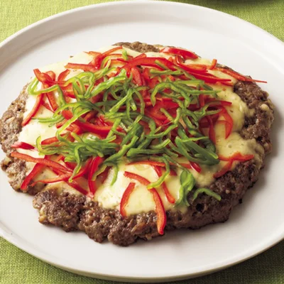 口の中が肉のジューシーさでいっぱいに!? 牛ひき肉をピザ生ひき肉地に代用した「ピザ」