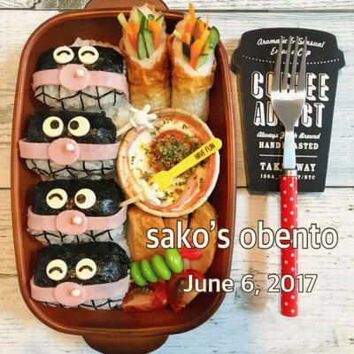 何気に、手形のピックがいい仕事をしている！　キャラ弁「バイキンマン並べたよ弁当♡」（投稿者：saakoさん）