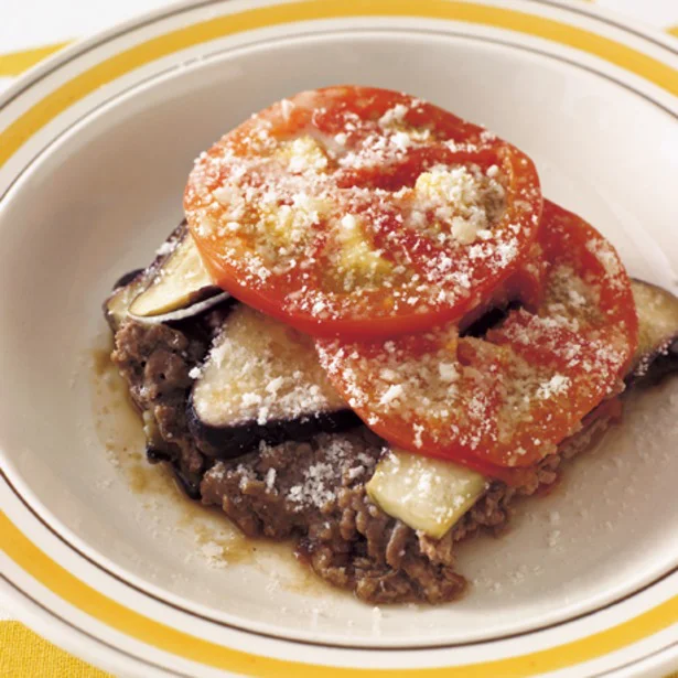 トマトとチーズの組み合わせが絶妙な「イタリア風ひき肉の重ね蒸し」もおすすめ！