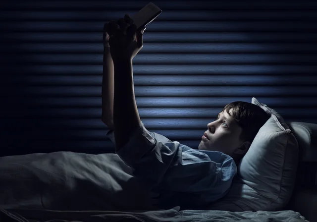 暗いところで本を読むと本当に目が悪くなるのか　眠れないほど面白い地球の雑学(103)【連載】