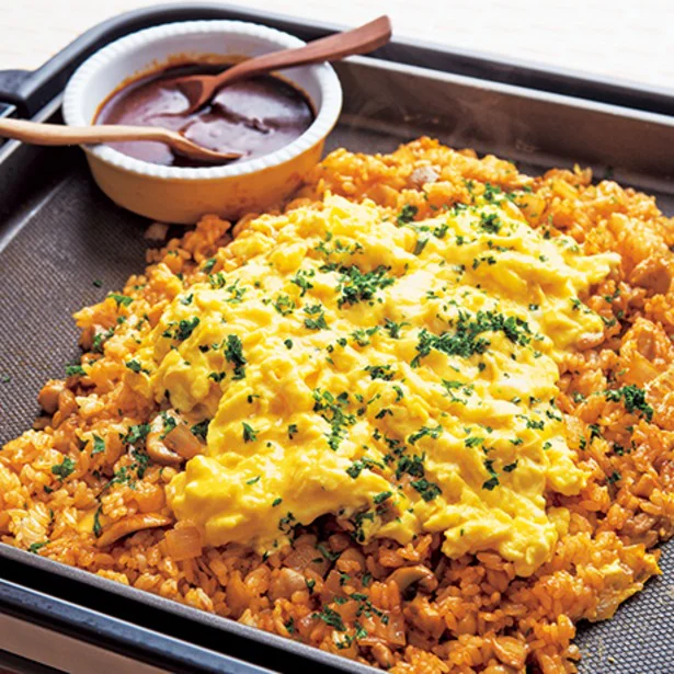 ホットプレートでシェアして食べられる！ パーティーにもおすすめな「ふわとろオムライス」