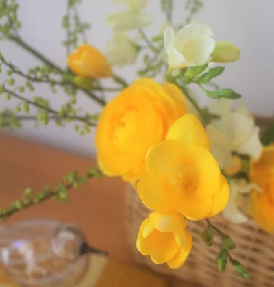 部屋のなかに暖かな色合いの花を飾ると、寒さで縮こまった身も心もほぐれます