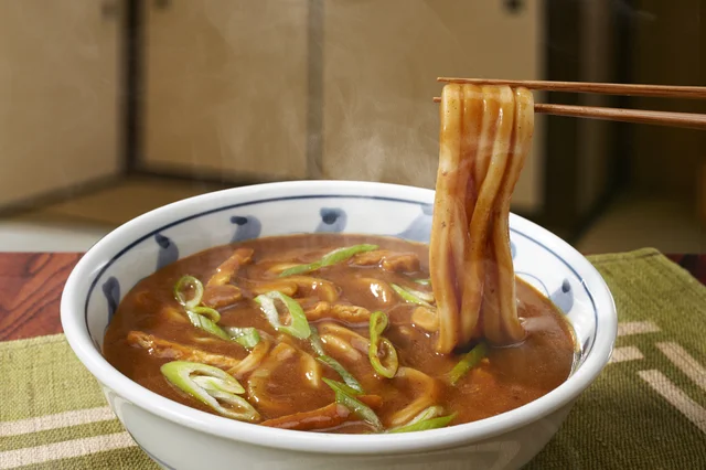 “食べテク”を知れば白い服でカレーうどんを食べられる！