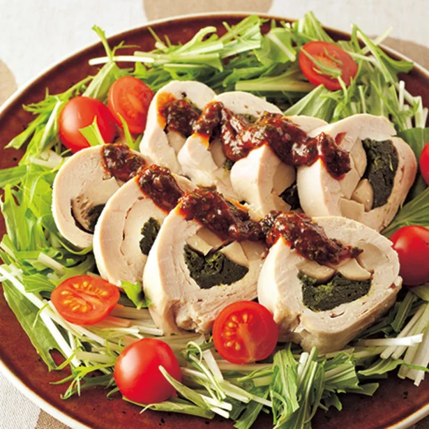 ピリ辛のチリトマトソースがクセになる!「きのこのチキンロール」