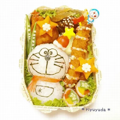 ウィンナで作る帽子も可愛い！　キャラ弁「ドラえもん雪だるま☆」（ 投稿者：riyuyudaさん）