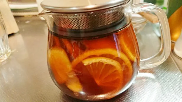 ジャム瓶がなくティーポットで作ったら、ますますただの「レモン増し増し紅茶」に見えてきた