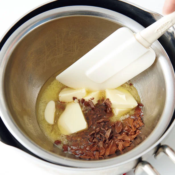 チョコレートとバターを刻み、湯せんで溶かす