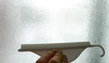 【画像を見る】お風呂上がりの壁や窓、室内の窓の水滴をスイスイーっと除去できます