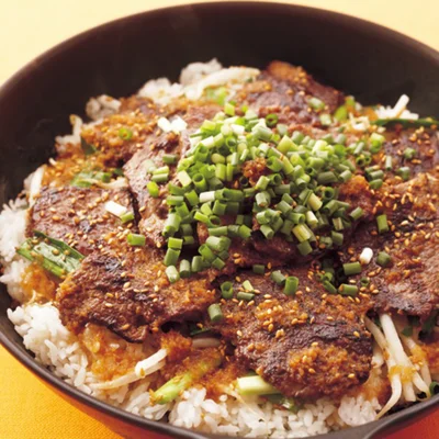 フライパンで作ってそのまま食卓にドン！ おこげがこうばしい「フライパン焼きビビンバ」