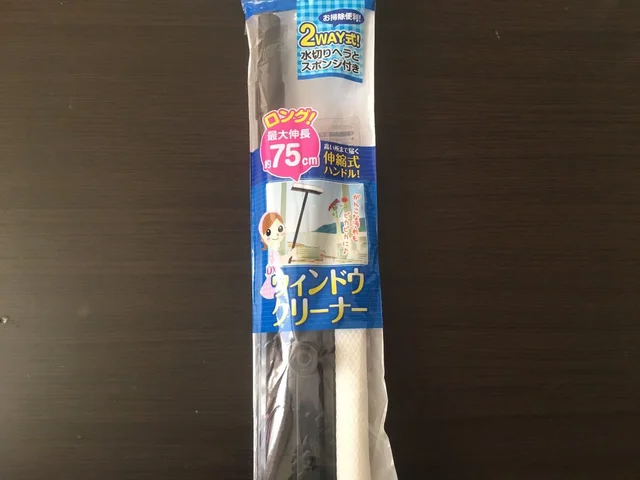 高いところもラックラク！ワッツの「ウィンドウクリーナー」は水切りと拭き掃除が1本でできる優れもの！