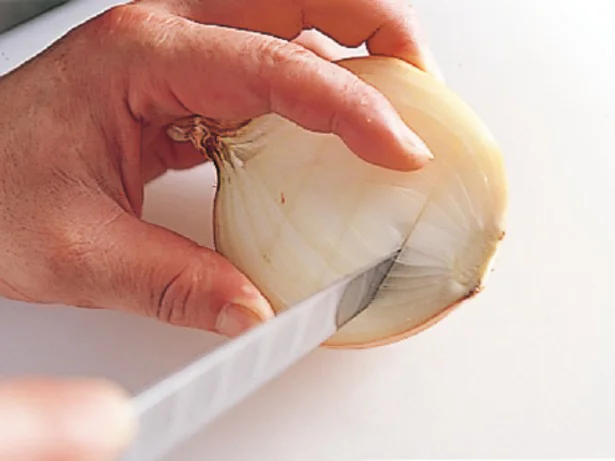玉ねぎに切り目を入れると、火が通りやすく、また食べやすい