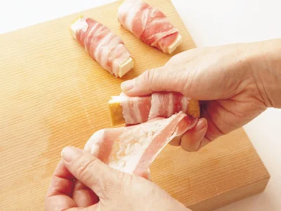 豚肉は厚揚げの両端を残してしっかり巻きつけ、最後は手で握って押さえ、なじませる