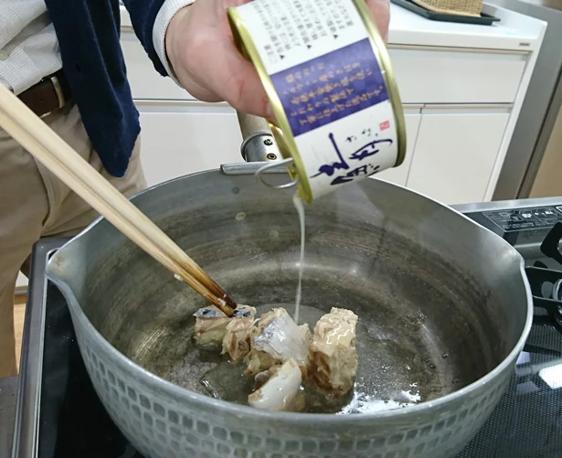 鍋にさばを缶汁ごと入れます。さばの良い香りが…！