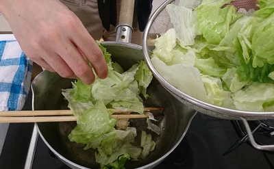 レタスは芯(しん)を除いて大きくちぎって加えましょう