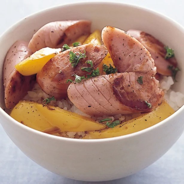 パプリカで彩る「炒め魚肉ソーセージ丼」