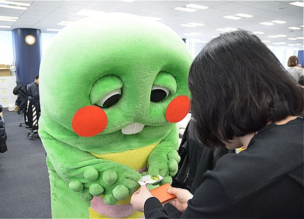 名刺をくれるガチャピン