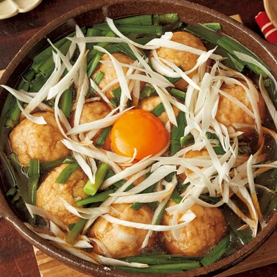 甘めのつゆがおいしい♪ 肉だんごに小町麩と卵白を混ぜ込んだ「ふわふわ肉だんご鍋仕立て」