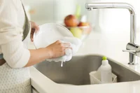 女性の約80%が感じている食器洗いのストレス…。時短のカギは夫と台所用洗剤！？