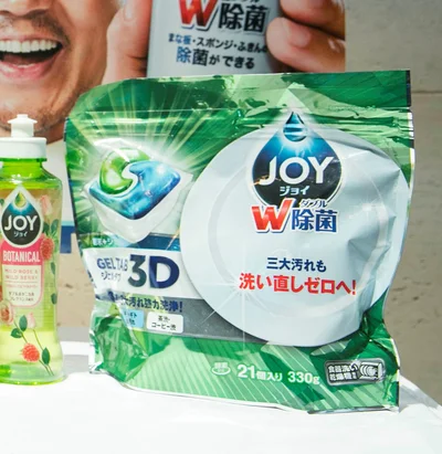 リニューアルした食器洗い乾燥機専用洗剤｢ジョイ ジェルタブ｣。茶碗にこびりついたご飯の汚れもしっかり分解！