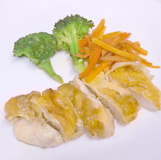 フライパン1枚で付け合わせの蒸し野菜も一緒に完成!