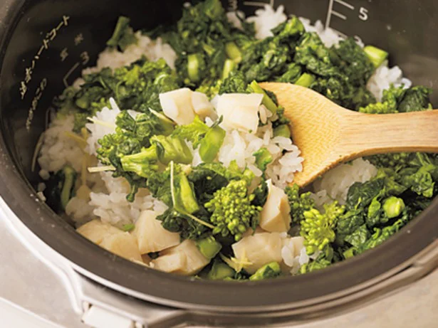菜の花の塩もみとしょうがのせん切りは、炊き上がりに加えると、色が鮮やかで、風味も引き立つ